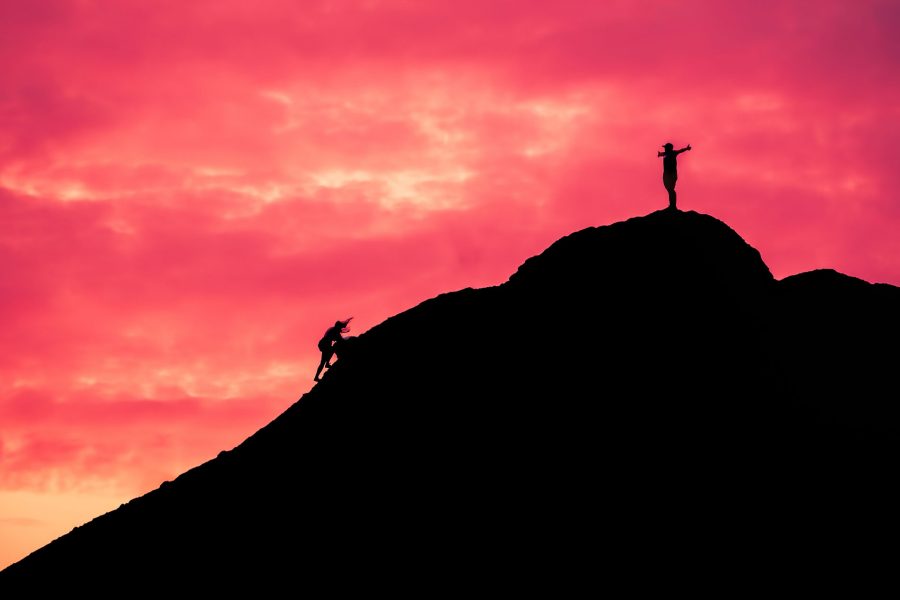 Escaladores en la cima de una montaña